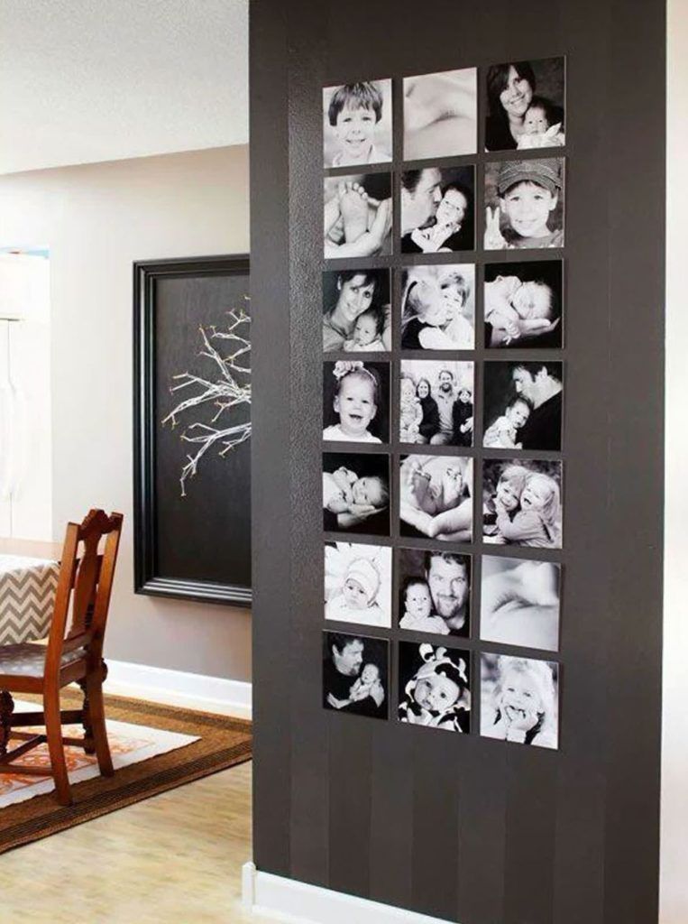 Pajang foto keluarga berwarna hitam putih pada dinding