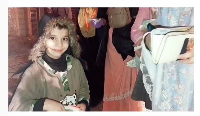 anak kecil yang menjual gaar-agar di dekat Masjidil Aqsa