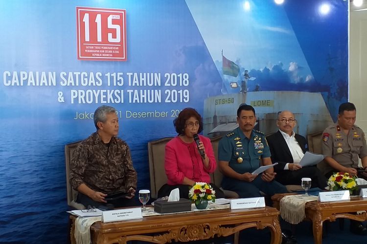 Menteri Kelautan dan Perikanan Susi Pudjiastuti bersama anggota Satgas 115 memaparkan kinerja penindakan hukum terhadap penangkapan ikan ilegal di kantor KKP, Jakarta, Jumat (21/12/2018).