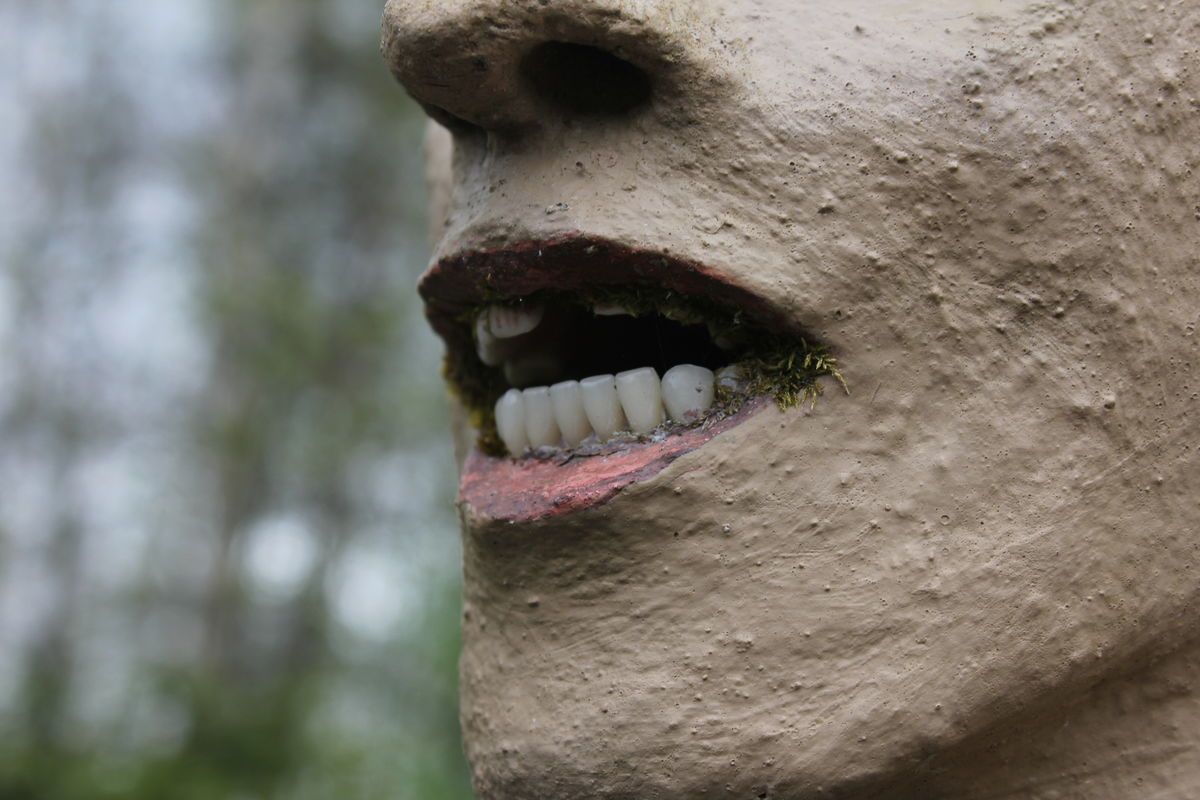 Beberapa patung menggunakan gigi asli