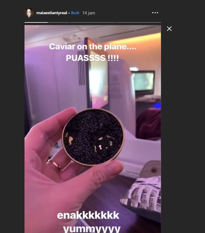 Maia Estianty menujukkan saat makan caviar di pesawat.