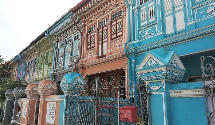 Salah satu ciri bangunan di Joo Chiat adalah cat dindingnya berwarna-warni. 