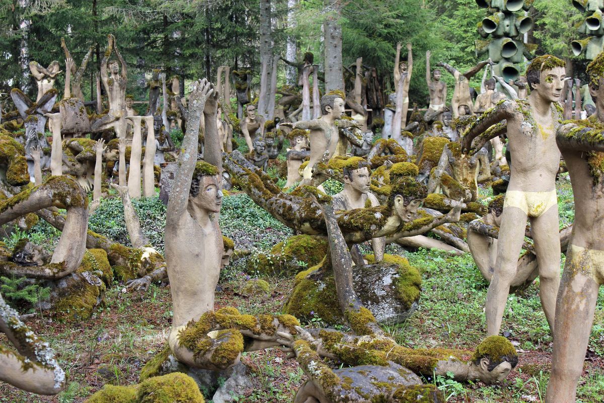 Berbagai patung di Veijo Rönkkönen Park