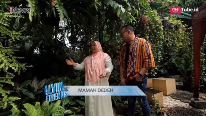 Rumah Mamah Dedeh bernuansa emas