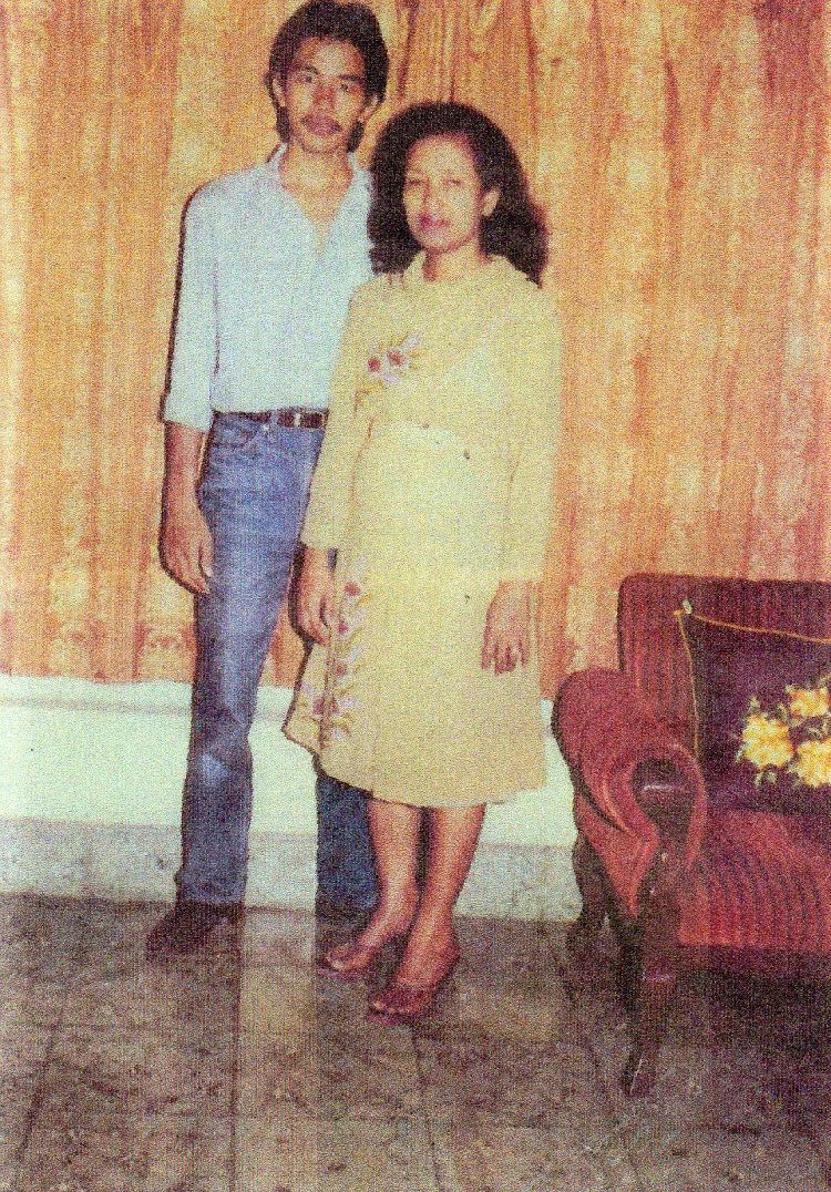 Jokowi semasa muda dan ibundanya (dok. keluarga).