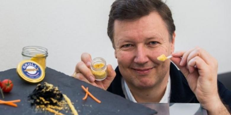 Walter Gruel (51) memperlihatkan kaviar jenis baru hasil karyanya yang dihargai Rp 1,4 miliar untuk setiap kilogramnya.