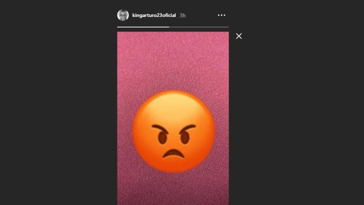 Unggahan Vidal yang menunjukkan emoji 'marah'