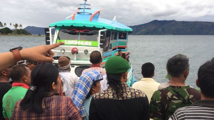  Korban kecelakaan kapal penumpang KM Sinar Bangun yang dievakuasi, Senin (18/6/2018). 