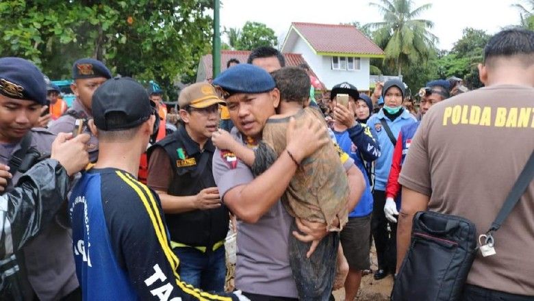 Proses evakuasi bocah korban tsunami