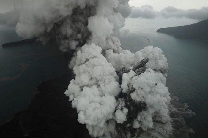 Gunung Anak Krakatau, aktif, masif dan berbahaya jika erupsi.