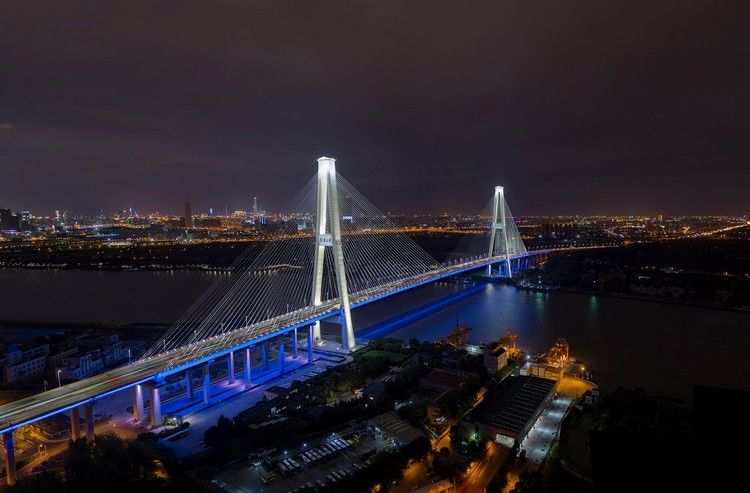 Sistem pencahayaan IoT di Jembatan Xupu, Shanghai China memakai  7.800 Philips LED luminer