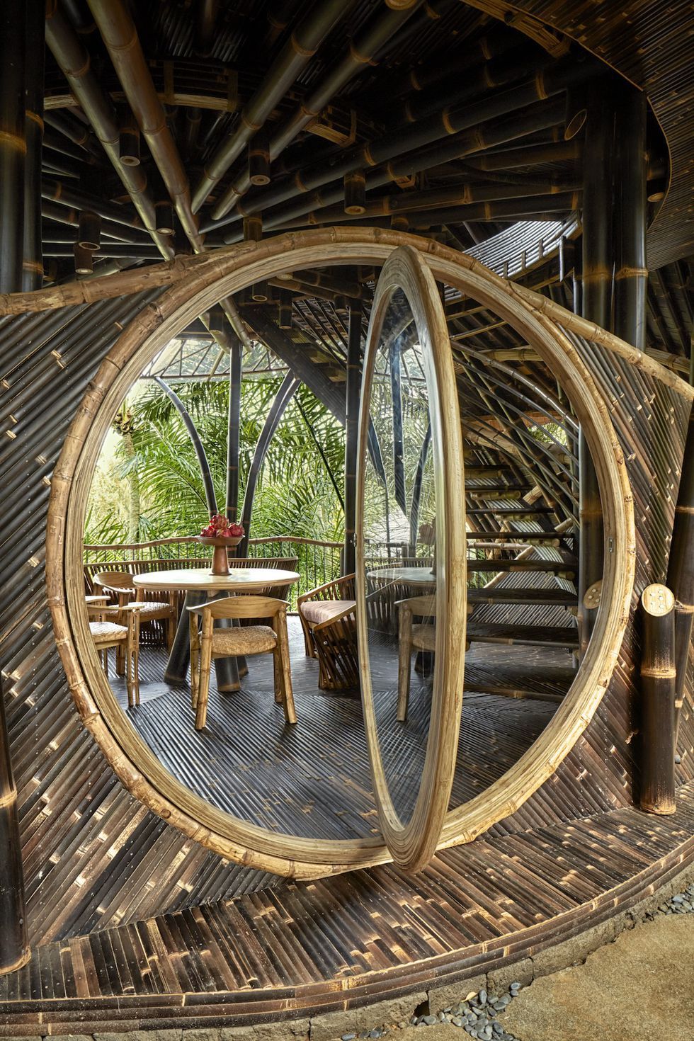 Kamar tidur utama rumah bambu di Bali