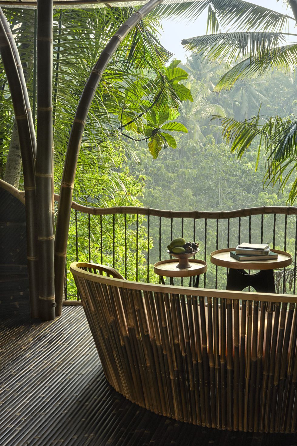 Kamar tidur utama rumah bambu di Bali