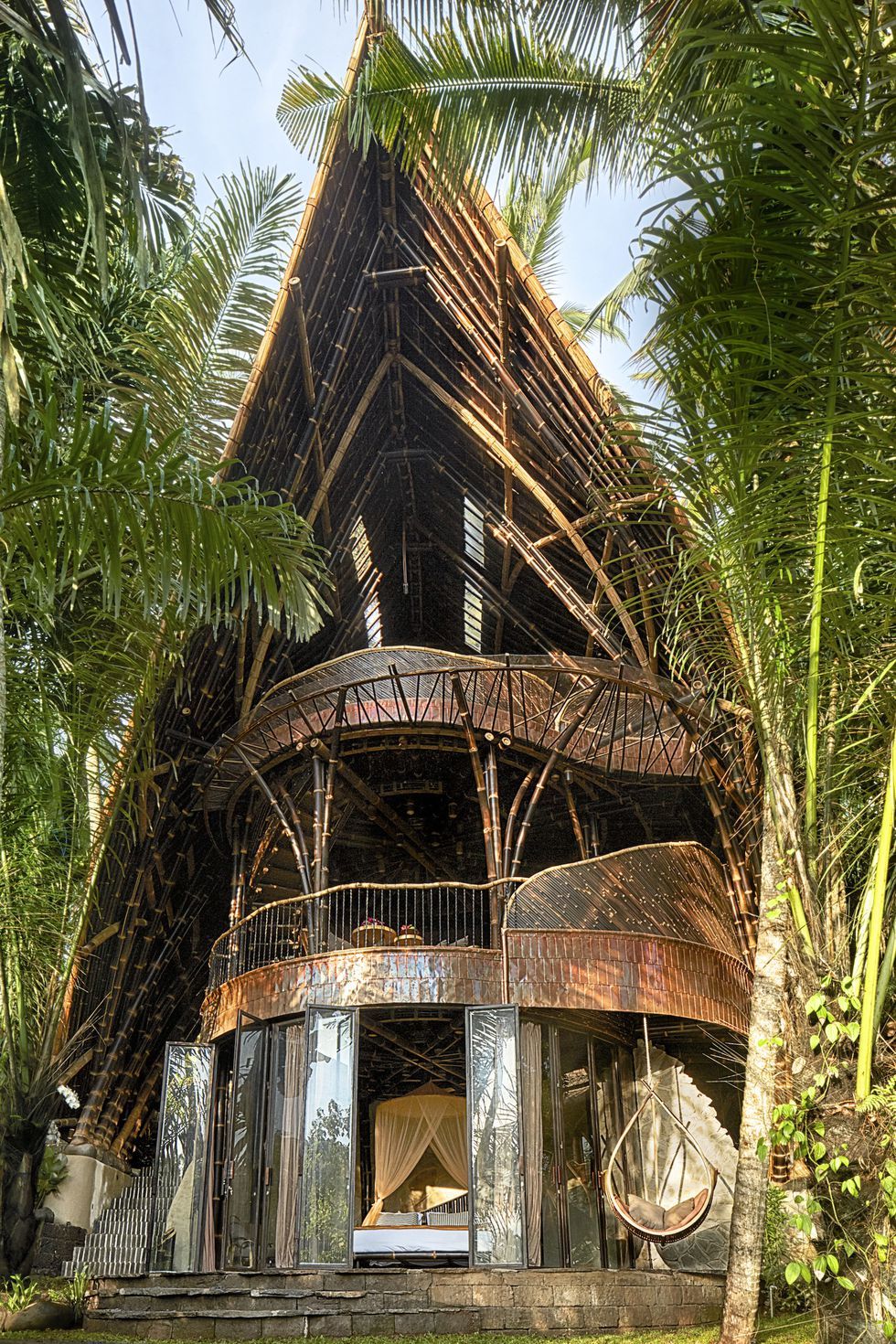 Kamar tidur utama rumah bambu di Bali