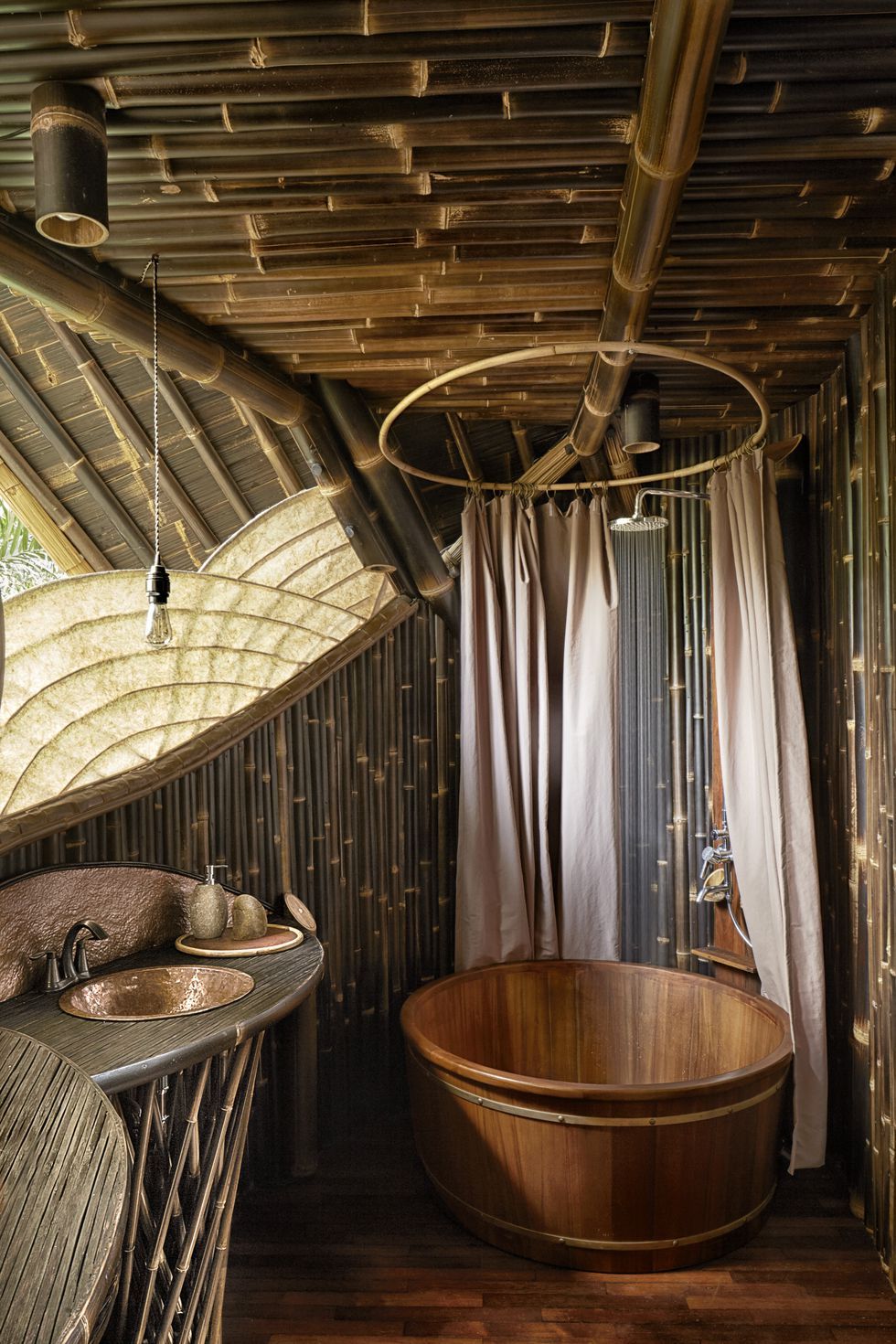 Kamar tidur utama rumah bambu di Bali