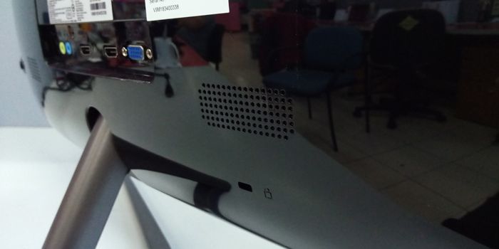 Speaker 2W di belakang monitor menyediakan suara yang kualitasnya biasa saja.