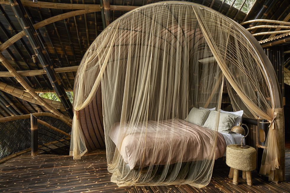 Kamar tidur utama rumah bambu di Bali