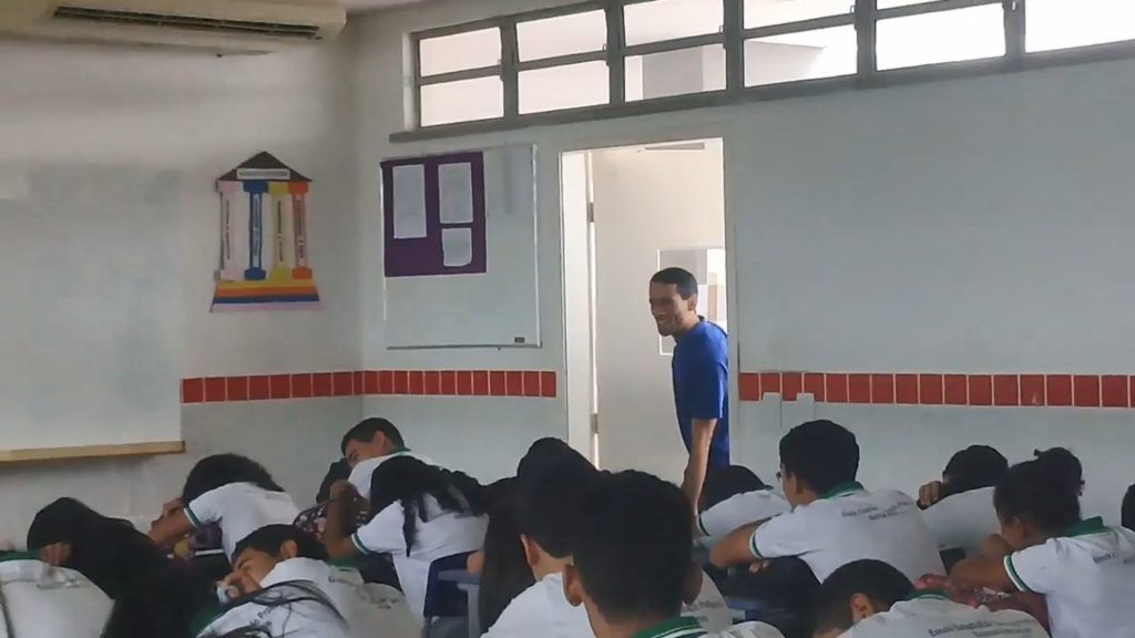 Guru mendapat kejutan dari muridnya.