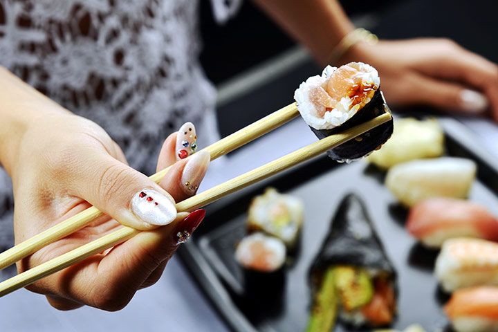 Makan sushi dengan sumpit