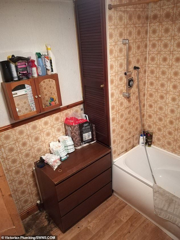 Kamar mandi dengan nuansa coklat yang menjadi kamar mandi terburuk