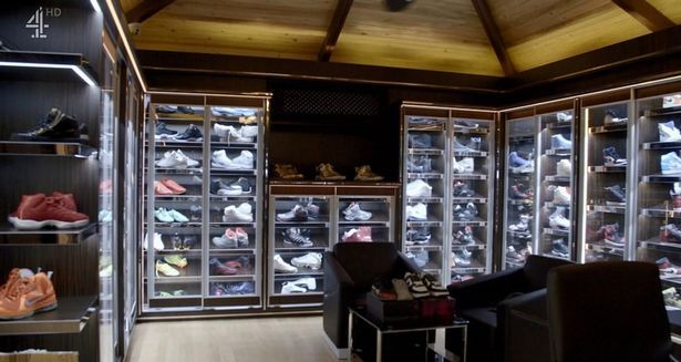 Koleksi sneakers yang ditempatkan dalam satu ruangan khusus