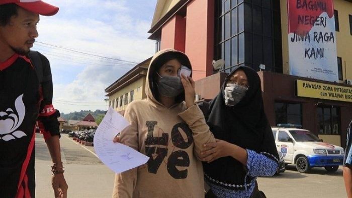 Perempuan korban penganiayaan di Masjid Al Istiqomah, Jumat (28/12/2018) (kiri) melaporkan kejadian itu di Polresta Samarinda Kalimantan Timur, Sabtu(29/12/2018) 