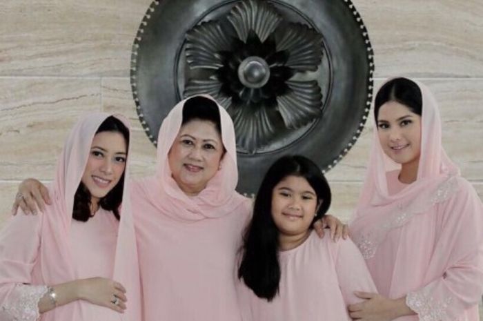 Ani Yudhoyono bersama dua menantunya, Annisa Pohan dan Aliya Rajasa.