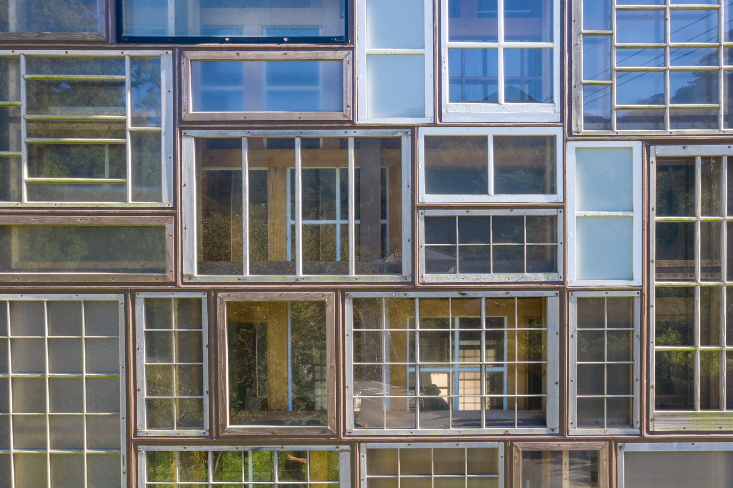 Jendela bangunan ini menggunakan berbagai jendela bekas yang ditemukan di kota