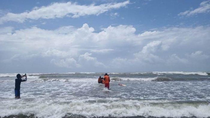 Tim gabungan Basarnas Yogyakarta menyelamatkan wisatawan yang nyaris terseret ombak di Pantai Parangtritis, Selasa (1/1/2019). 