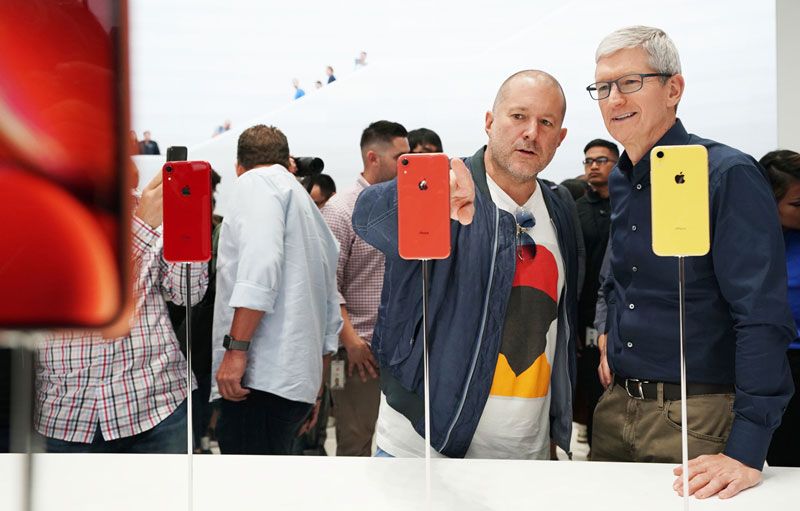 Jony Ive dan Tim Cook