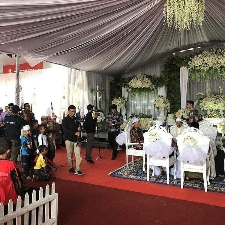 Gereget Banget! Pasangan Ini Gelar Pernikahan di Pom Bensin, Keluarga: Halaman Kami Sempit  