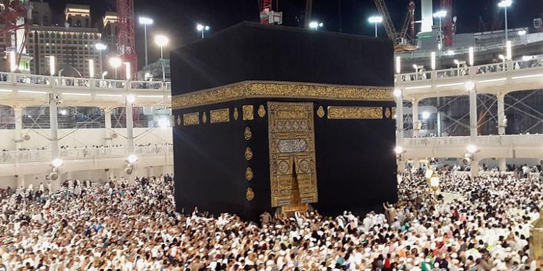 Jutaan warga Muslim dari berbagai penjuru dunia menunaikan ibadah umrah di Masjidil Haram, Mekkah, A