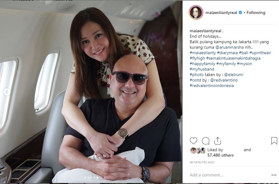 Maia berpose dengan Irwan Mussry dalam jet pribadinya