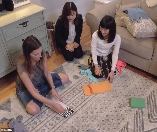 Marie Kondo sedang mengajarkan metode melipat di acara Tidying Up with Marie Kondo