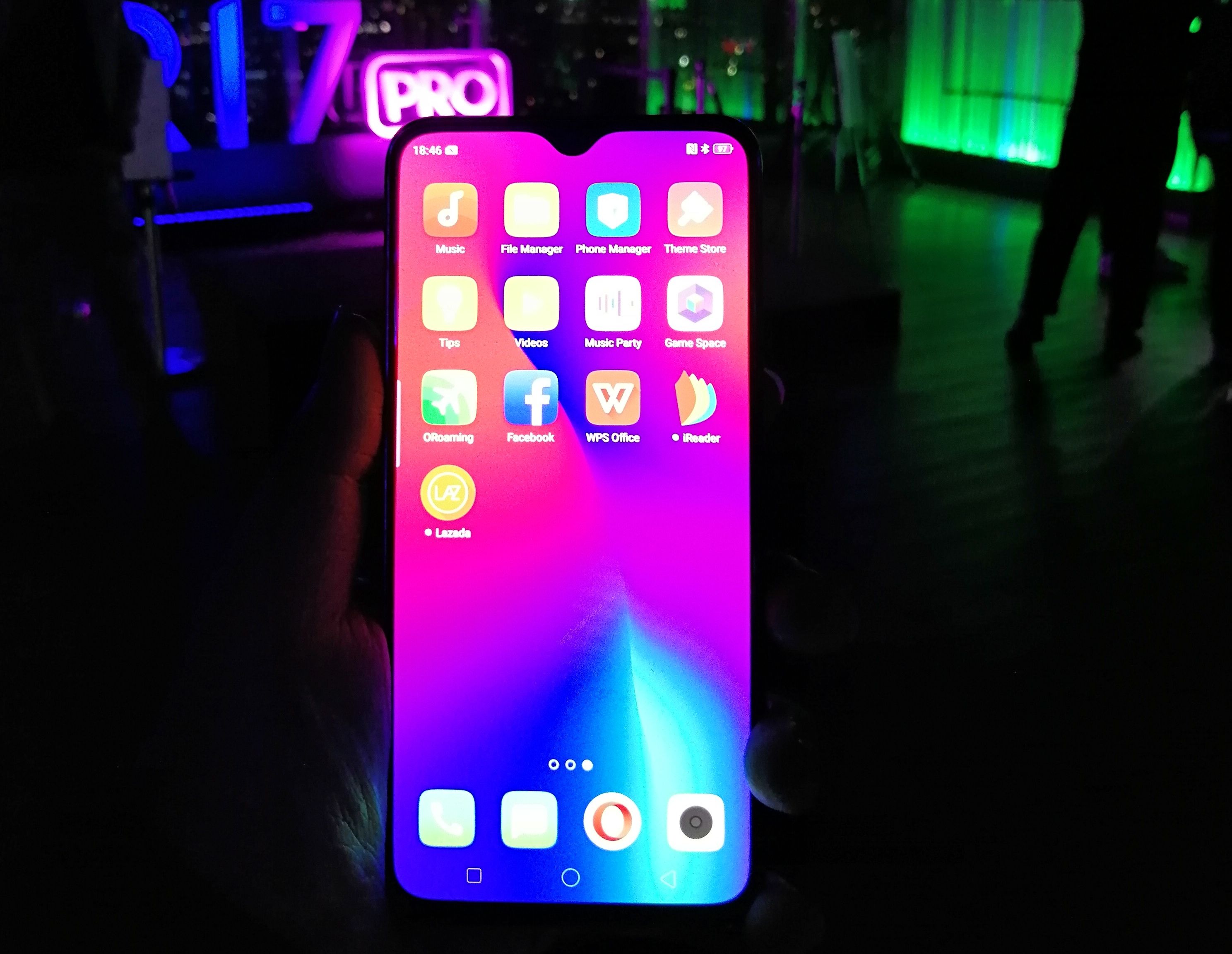 Layar OPPO R17 Pro