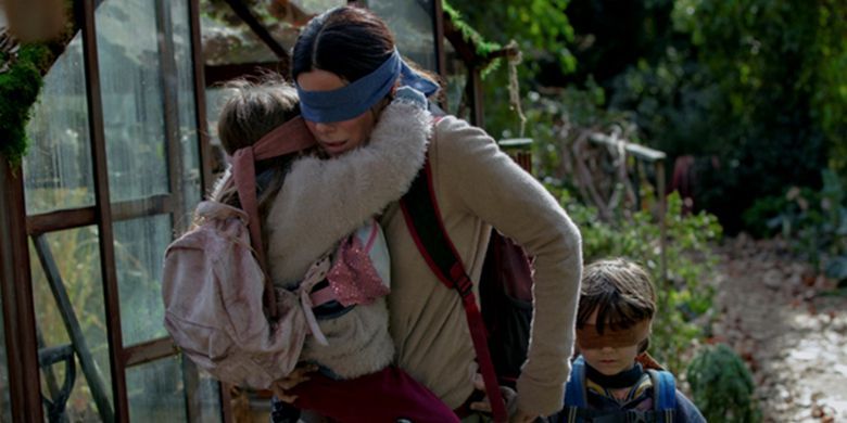 Adegan menutup mata dalam film Bird Box