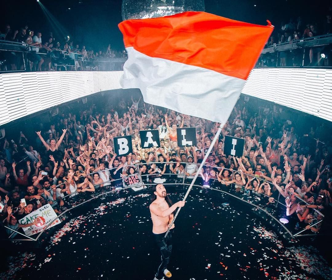 Steve Aoki dalam tour-nya di Bali. 