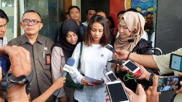 Vanessa Angel didampingi Jane Shalimar memberi keterangaN pers usai pemeriksaan dirinya di Polda Jat