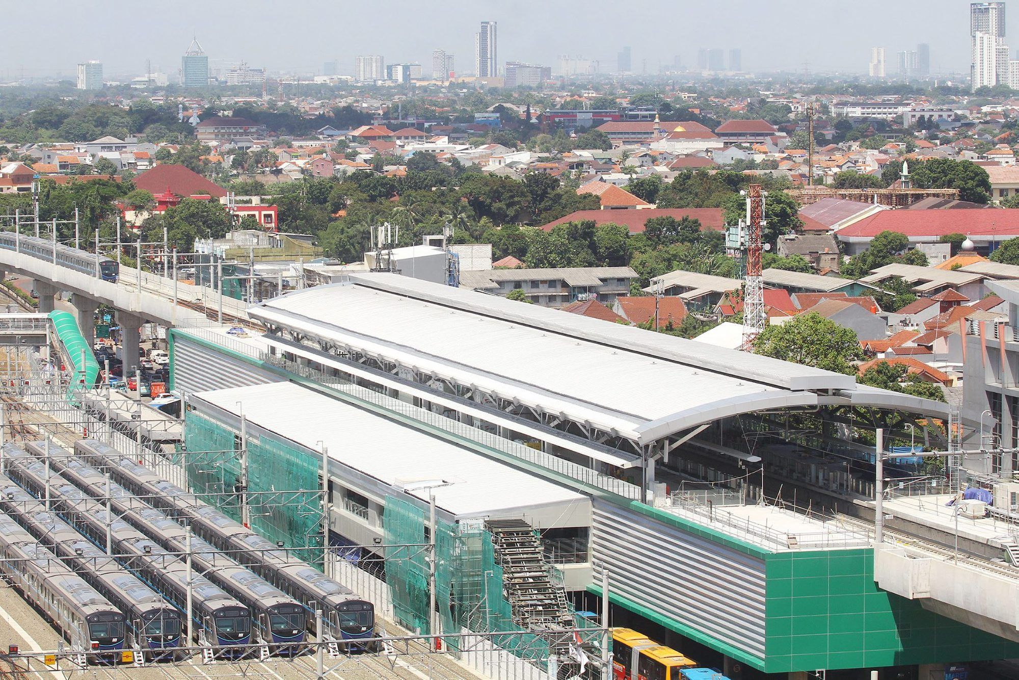 Suasana terkini depo Mass Rapid Transit (MRT) Lebak Bulus dilihat dari gedung Poins Square, Jakarta 