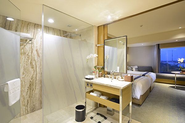 Kamar mandi di hotel Vasa Surabaya tempat Vanessa Angel diciduk