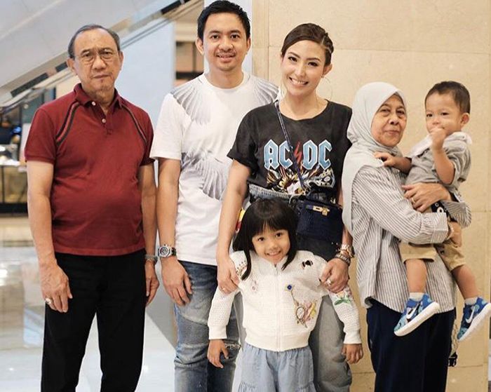 Membahas Profil Foto Ayu Dewi Dan Keluarga Terbaru