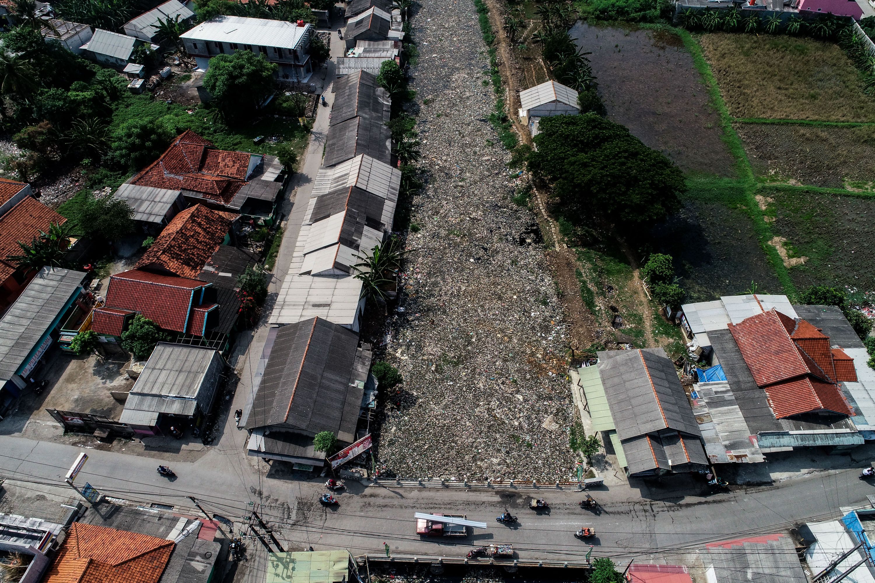 Sampah yang didominasi plastik memenuhi sepanjang Kali Pisang Batu, Desa Pahlawan Setia, Kecamatan T