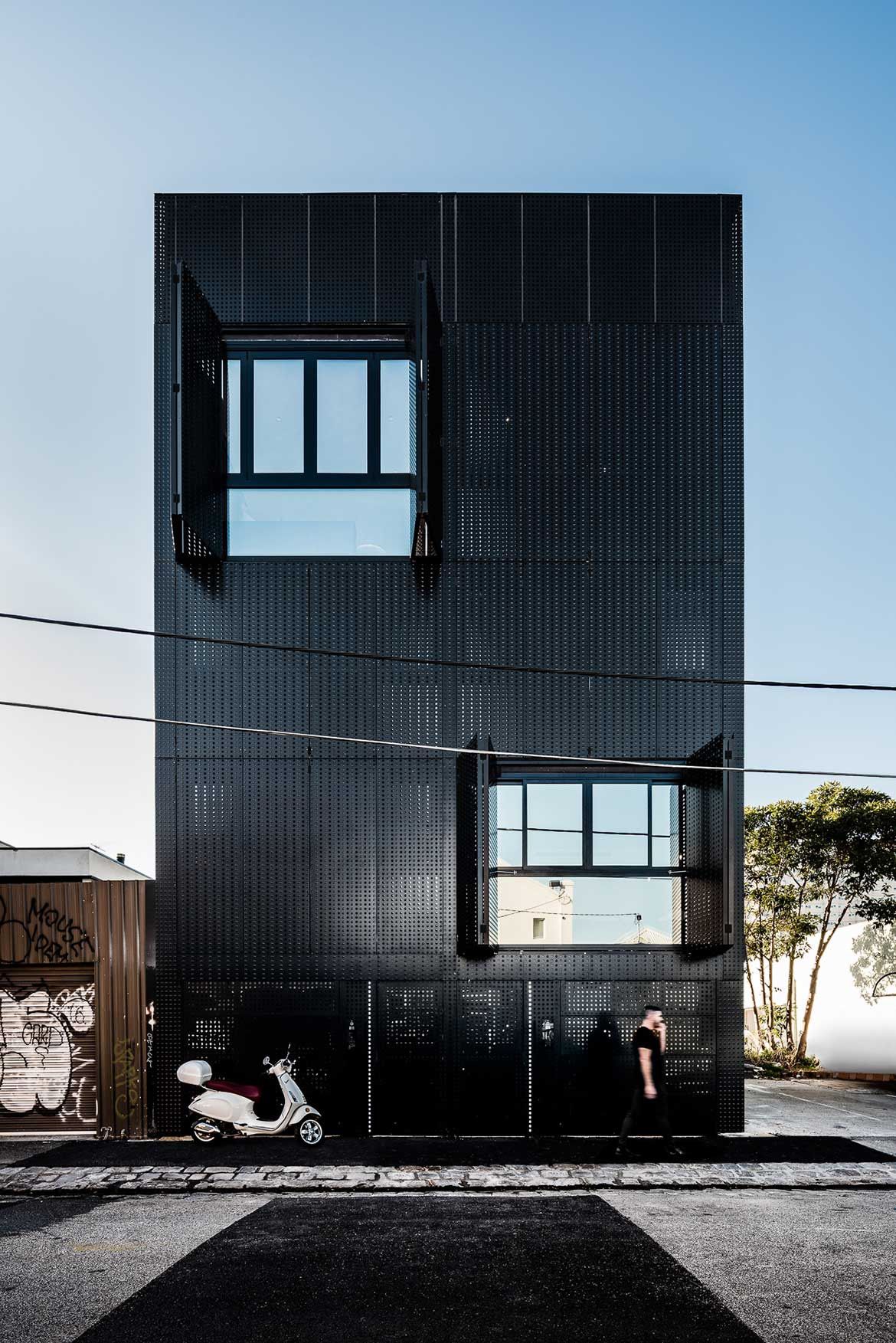 Fasad rumah ini seluruhnya menggunakan elemen baja berwarna hitam