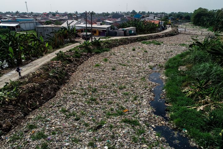 Sampah yang didominasi plastik memenuhi sepanjang Kali Pisang Batu, Desa Pahlawan Setia, Kecamatan T