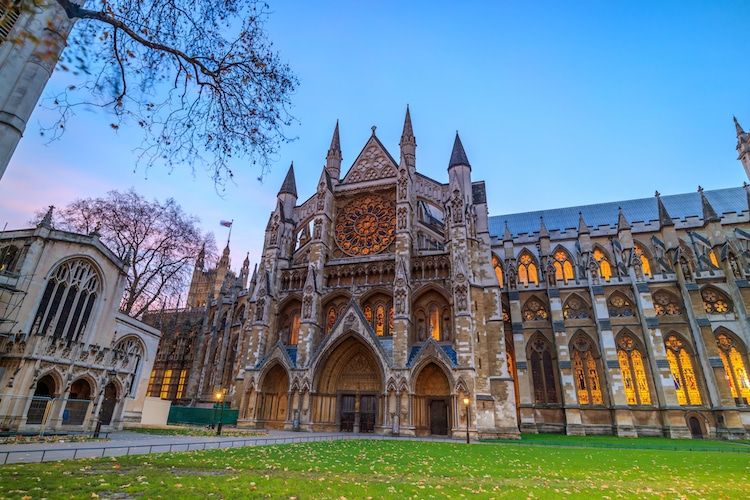 Merupakan situs paling terkenal di London yang juga merupakan makam bagi para raja-raja di Inggris