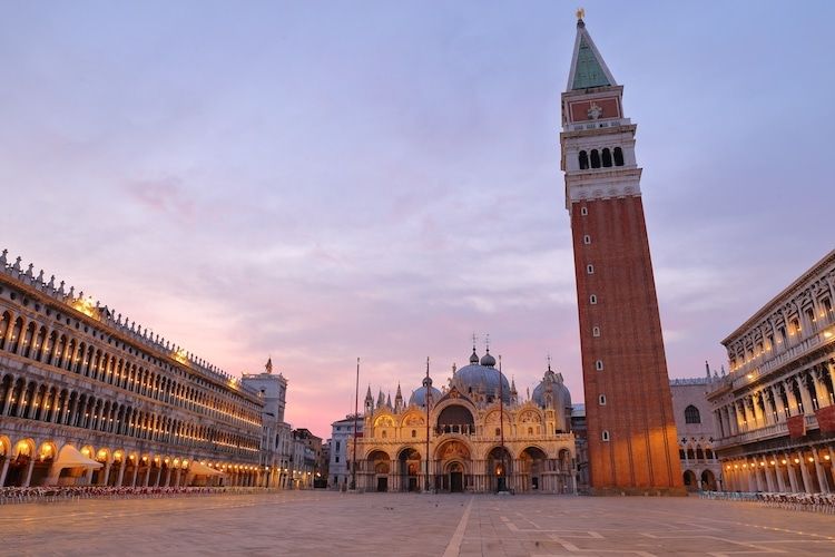 Selain terkenal sebagai kota terapung, Venice juga terkenal dengan alun-alun kota yang terkenal