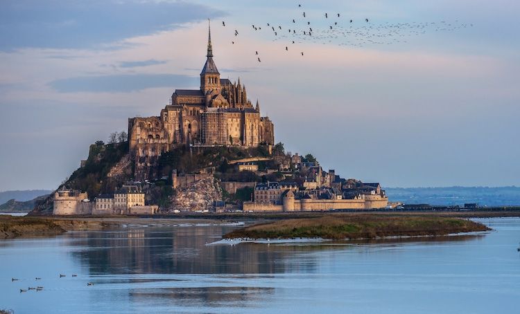 Tresi Trinita di depan bangunan abad pertengahan