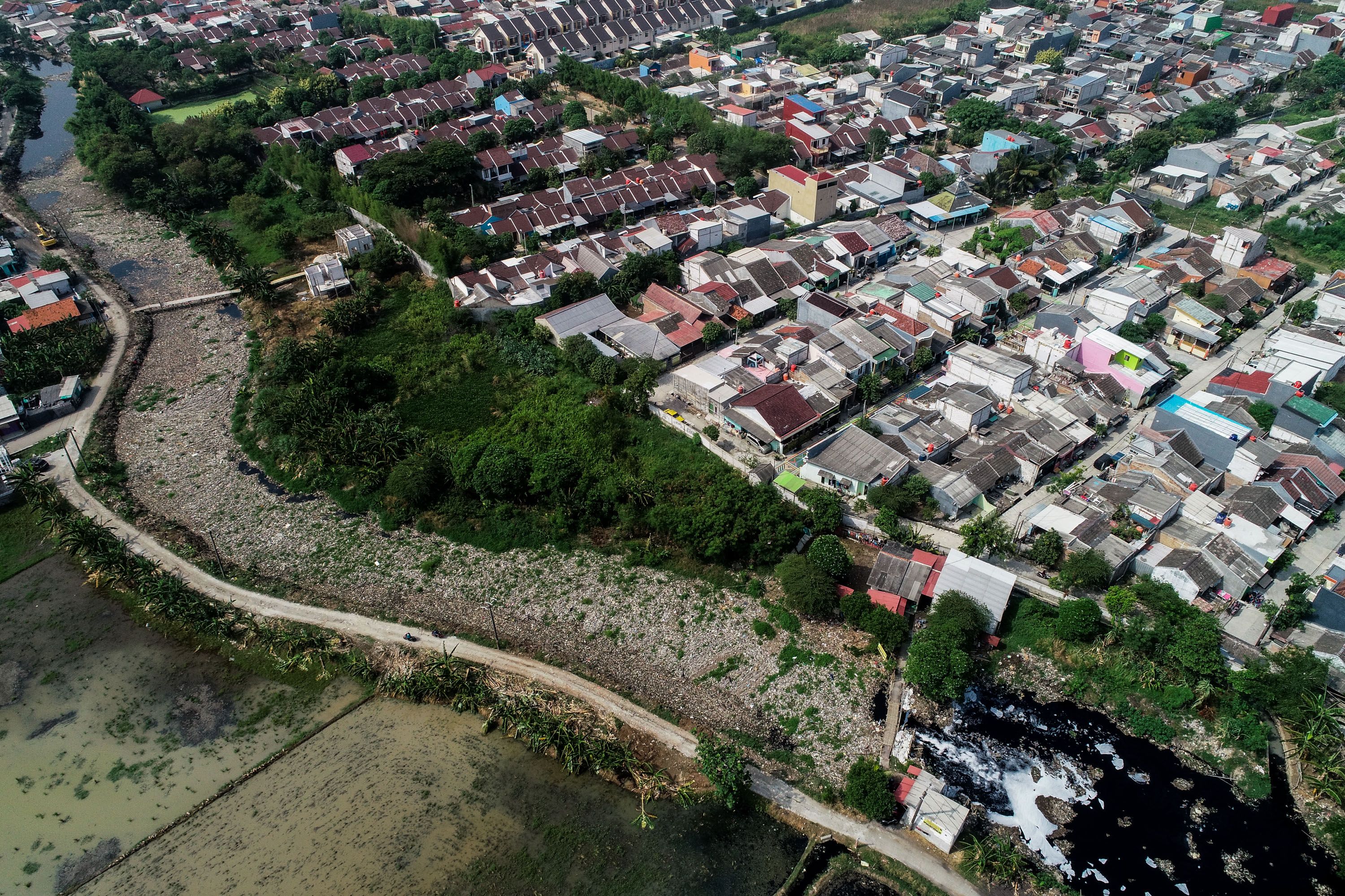 Sampah yang didominasi plastik memenuhi sepanjang Kali Pisang Batu, Desa Pahlawan Setia, Kecamatan Tarumajaya, Kabupaten Bekasi, Jawa Barat, Selasa (8/1/2019). Tumpukan sampah yang sudah berlangsung sekitar sebulan tersebut sepanjang sekitar 1,5 kilometer.