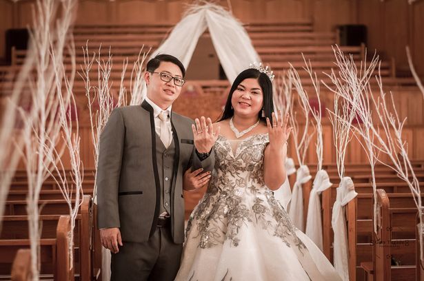 Pasangan pengantin Shine Tamayo, 26, dan suaminya Jhon Chen, 40.