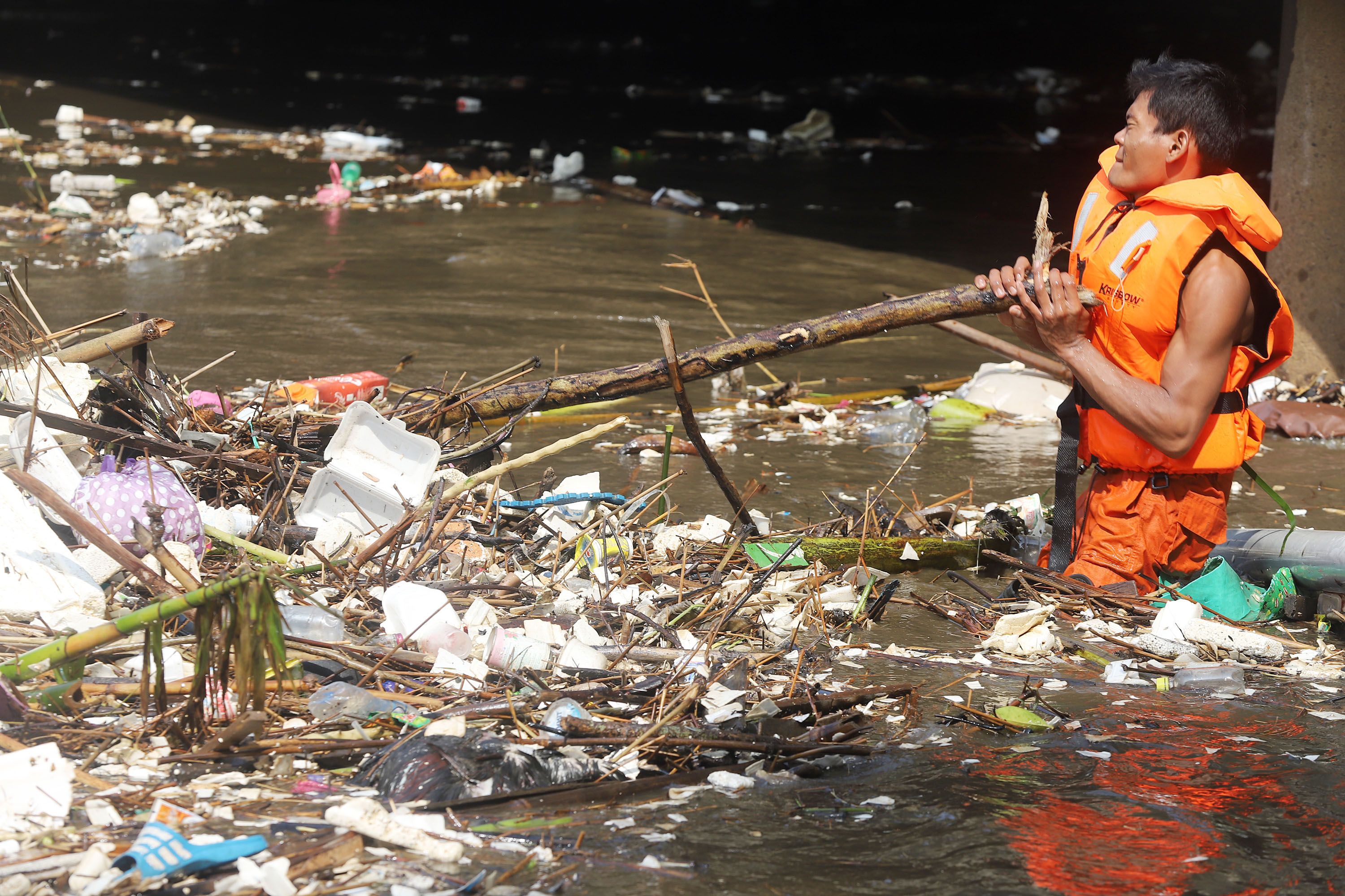 Petugas Badan Air Dinas Lingkungan Hidup Provinsi DKI Jakarta saat membersihkan tumpukkan sampah yan